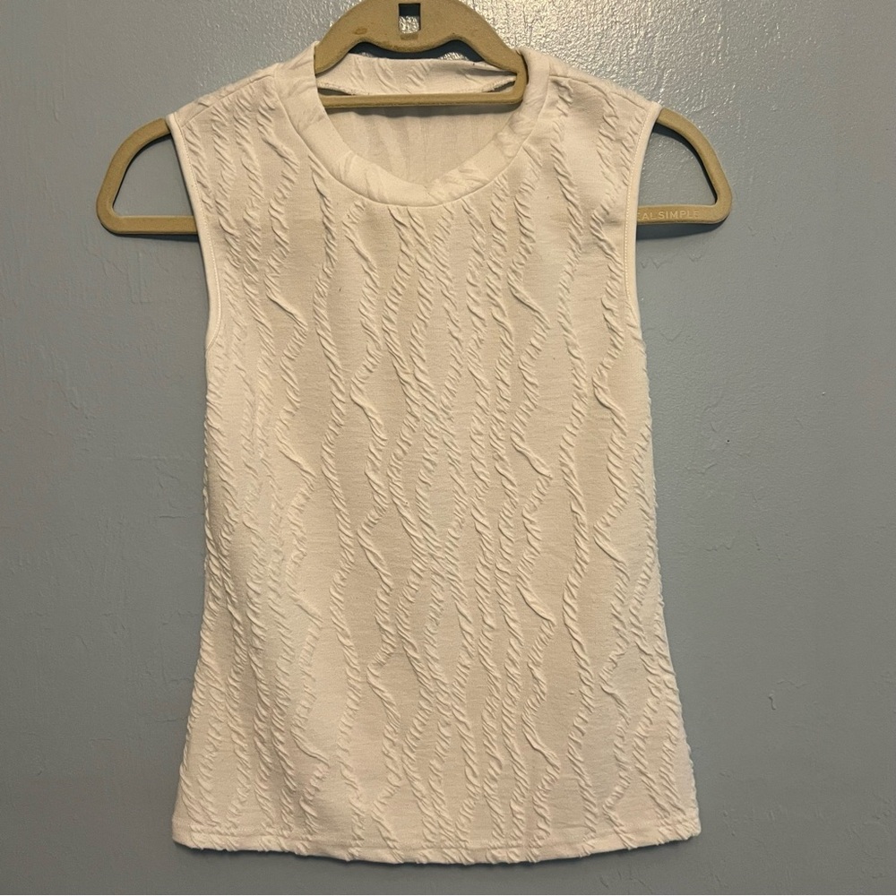 Elegant White Textured Sleeveless Top - Picture 1 of 5